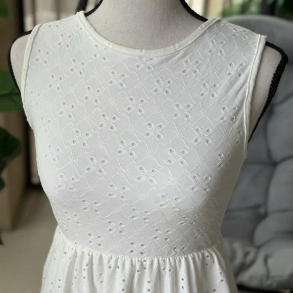 Elegant Milky White Sleeveless Dress - Picture 5 of 5